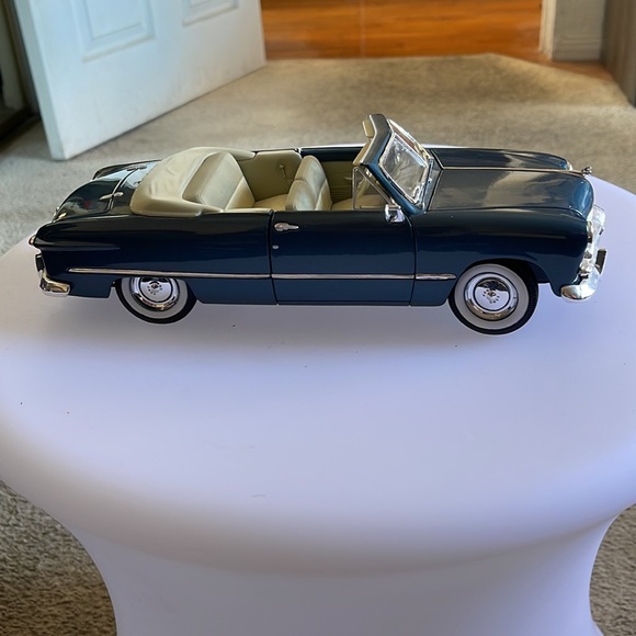 1949 Ford Convertible Blue Scale 1/18 Diecast Model Car by Maisto - Picture 2 of 11
